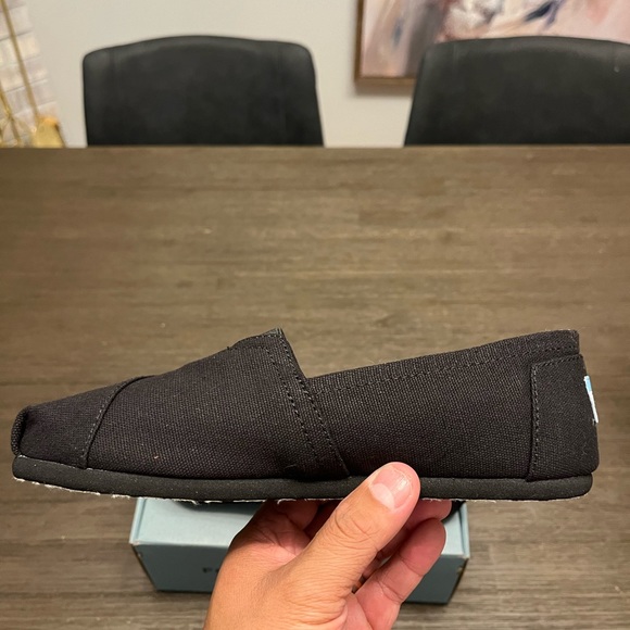 BNIB Toms Slip On - Picture 7 of 11